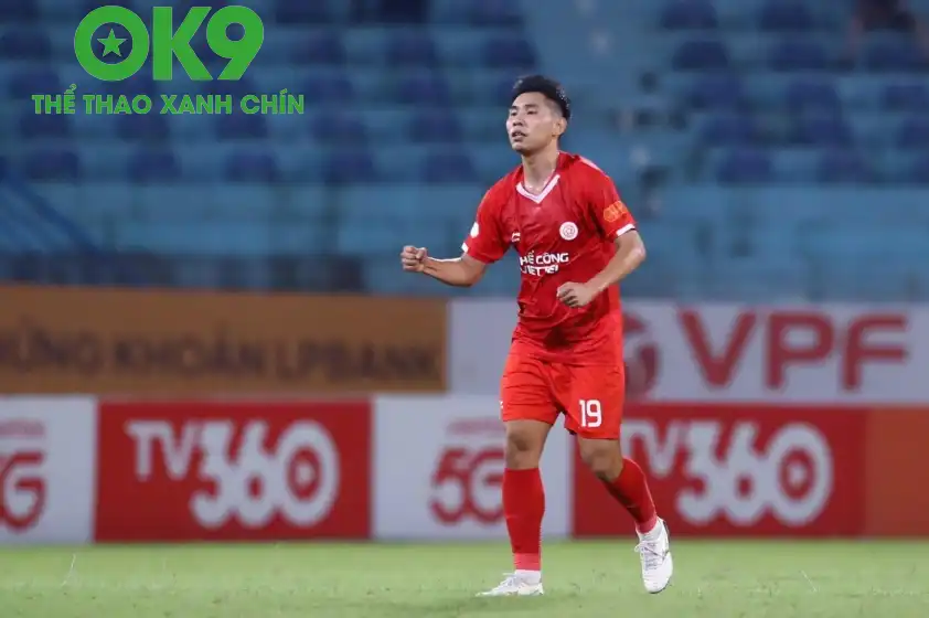 Đinh Xuân Tiến liên tục ghi bàn trong màu áo Viettel Đinh Xuân Tiến liên tục ghi bàn trong màu áo Viettel